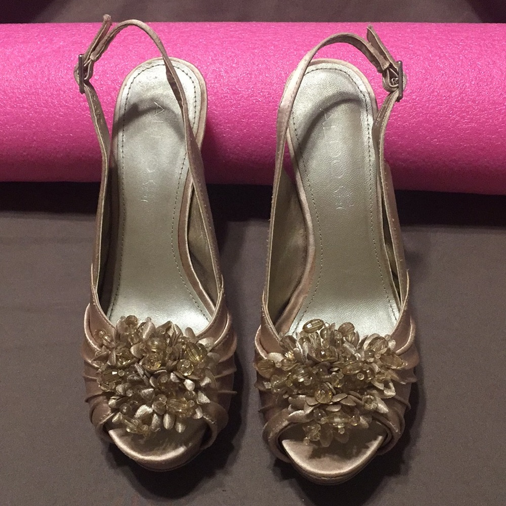 Aldo gold tone heel size 7